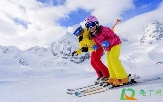 滑雪眼镜戴在头盔里边还是外边(滑雪戴头盔可以戴眼镜吗)