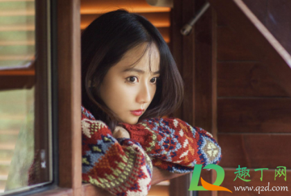 眼白有黑块是怎么回事(眼白出现黑块)