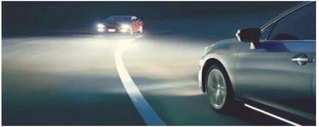 高速公路夜间行车怎么使用灯光(晚上开车在高速公路怎样使用灯光)