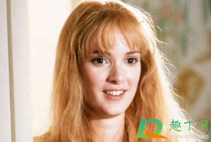 眼白有黑块是怎么回事(眼白出现黑块)