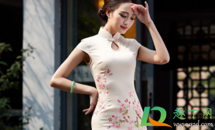 丝绸旗袍怎么清洗(真丝面料的旗袍如何清洗)