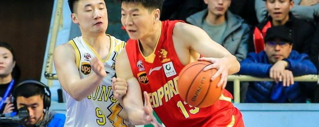 遭遇贴身防守时如何应对(贴身防守怎么过)