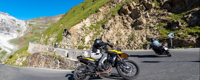 摩托车如何正确下坡(摩托车怎样上坡)