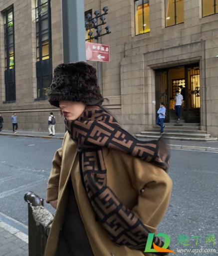 芬迪围巾如何辨别真假(怎么区分芬迪围巾真假) 芬迪围巾如何辨别真假(怎么区分芬迪围巾真假)