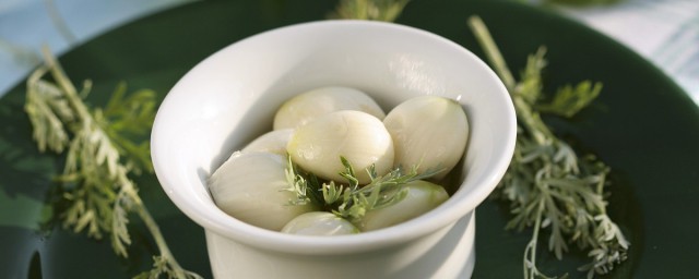 醋泡大蒜有哪些功效吗(醋泡大蒜的功效是什么)