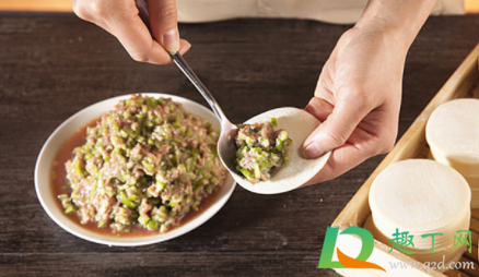 如何包冻饺子不裂(包饺子怎么冻不裂缝)