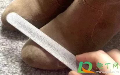 绒面鞋划了怎么补救(绒面鞋划痕处理小妙招)