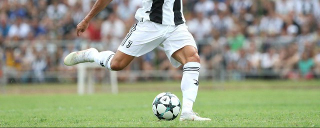 足球射门技巧(足球射门技巧教学视频慢动作)