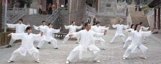 太极拳打肘底捶时应该注意什么(太极肘底看捶)