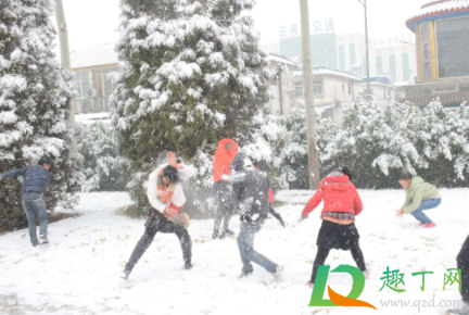 打雪仗要戴手套吗(打雪仗穿什么衣服)