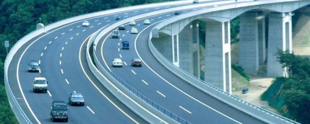 上高速应该注意什么(上高速应该注意什么?)