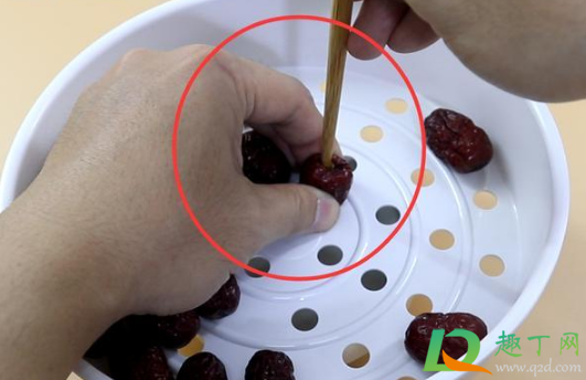 奶枣没有吸管怎么去核(奶枣的枣核怎么去掉)