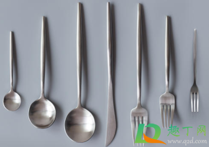 加盐的铁勺为什么容易生锈(铁勺子在盐罐里生锈了)