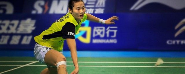 打羽毛球正确的接球姿势(羽毛球击球正确姿势)