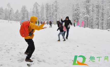 打雪仗要戴手套吗(打雪仗穿什么衣服) 打雪仗要戴手套吗(打雪仗穿什么衣服)