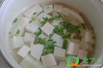 豆腐酸了加热后能吃吗(豆腐加热后变酸)