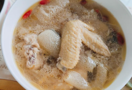 竹荪有白斑还能吃吗(竹荪发黄有白斑)