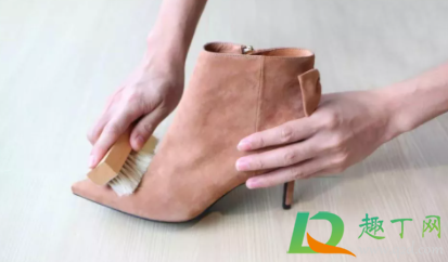 绒面鞋滴上胶水怎么办(绒布鞋上的胶水怎么处理)