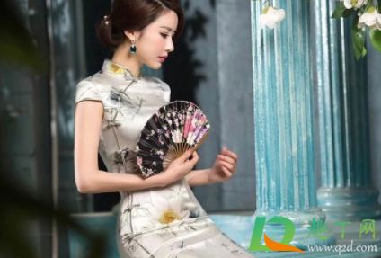 丝绸旗袍怎么清洗(真丝面料的旗袍如何清洗)