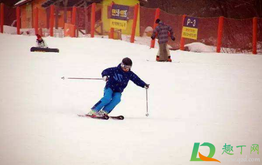 穿滑雪服里面的衣服要脱吗(去滑雪要带衣服吗)