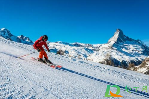 滑雪服里面要穿厚的衣服吗(滑雪服厚么)
