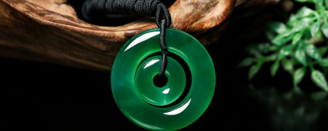 真假翡翠有何不同(翡翠真假难辨)