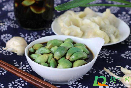 腊八蒜用生醋还是熟醋(腊八蒜的腌制用白醋还是陈醋)