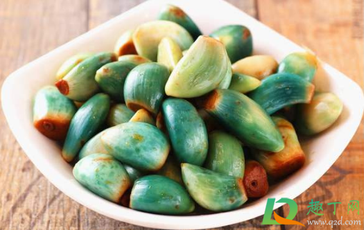 腊八蒜颜色为什么不一样(腊八蒜红色)