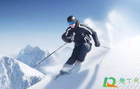 滑雪服里面要穿羽绒服吗(滑雪穿什么羽绒服)