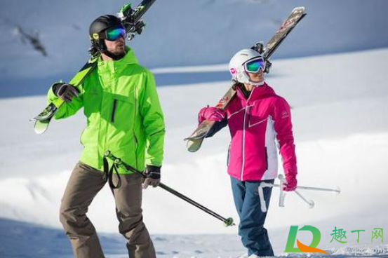 滑雪服穿几层合适(滑雪需要穿多厚的衣服)