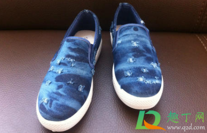 鞋子褪色到丝袜上怎么办(靴子掉色到袜子怎么处理)