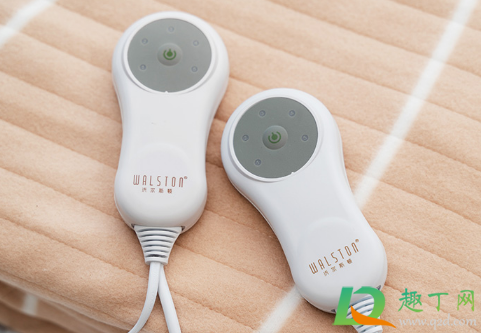 插电热毯可以铺加绒的床单吗(电热毯上面铺绒毯可以吗)