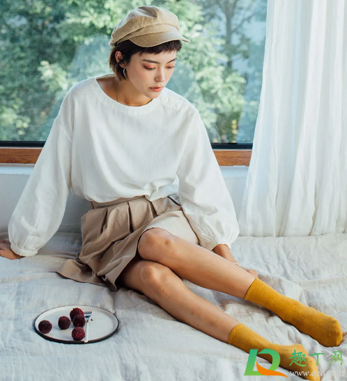 冬天长筒袜里面可以穿打底吗(冬天长筒袜怎么穿) 冬天长筒袜里面可以穿打底吗(冬天长筒袜怎么穿)