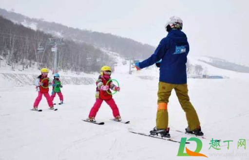 穿滑雪服需要脱裤子吗(滑雪要穿自己的衣服吗)