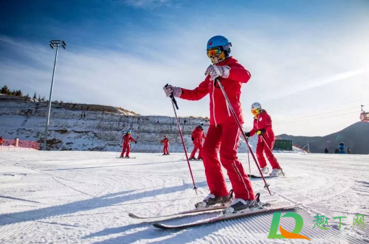 滑雪服里面要穿羽绒服吗(滑雪穿什么羽绒服) 滑雪服里面要穿羽绒服吗(滑雪穿什么羽绒服)