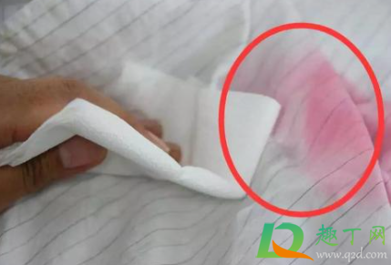 掉色的衣服可以继续穿吗(一直掉色的衣服可以穿吗)