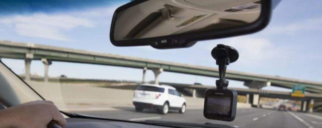 行车记录仪的正确打开方式(怎么打开车的行车记录仪)