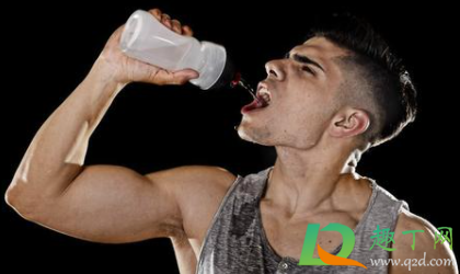 流汗从耳朵后面是怎么回事(汗水从耳朵后面流出来怎么回事)