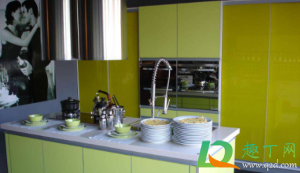 厨房烤漆柜子门油怎么擦(厨房烤漆门怎么清洗)