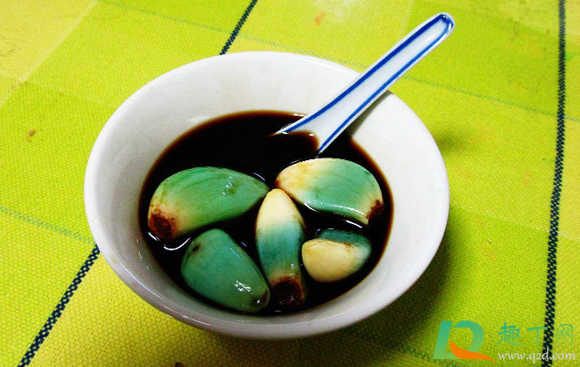 腊八蒜为什么越泡颜色越浅(腊八蒜为什么会变色?)