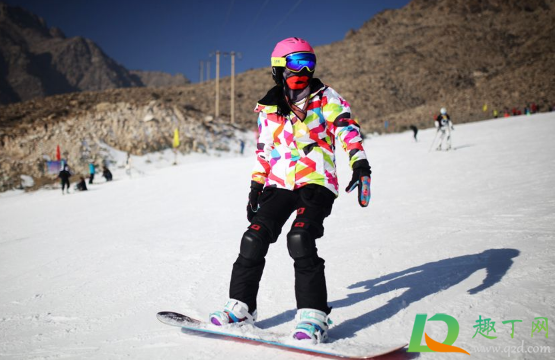 滑雪服穿什么颜色的好(滑雪穿什么颜色好看)