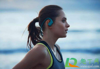 流汗从耳朵后面是怎么回事(汗水从耳朵后面流出来怎么回事)