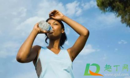 流汗从耳朵后面是怎么回事(汗水从耳朵后面流出来怎么回事)