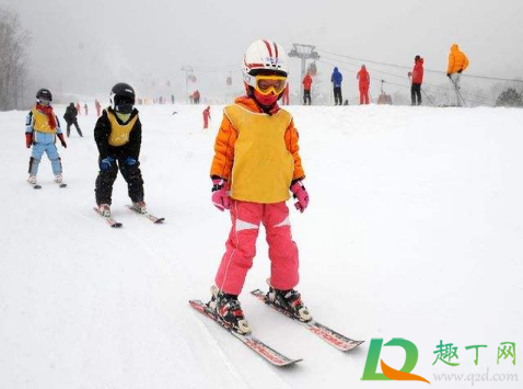 滑雪服穿什么颜色的好(滑雪穿什么颜色好看)