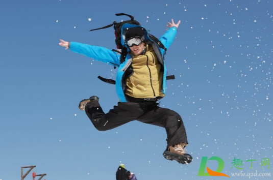 滑雪服穿几层合适(滑雪需要穿多厚的衣服)