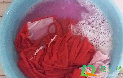 掉色的衣服可以继续穿吗(一直掉色的衣服可以穿吗) 掉色的衣服可以继续穿吗(一直掉色的衣服可以穿吗)