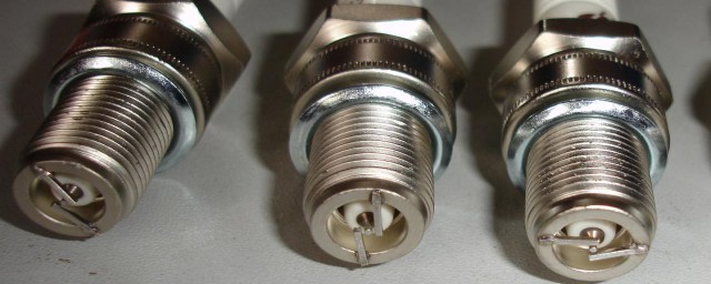 常见的火花塞物理原理(火花塞作用与工作原理简介)