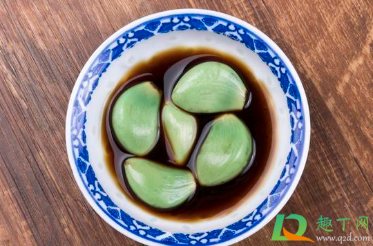 腊八蒜颜色发蓝正常吗(腊八蒜变蓝色)