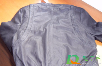 黑色皮衣发霉白点怎么处理(黑色的皮衣发霉泛白) 黑色皮衣发霉白点怎么处理(黑色的皮衣发霉泛白)