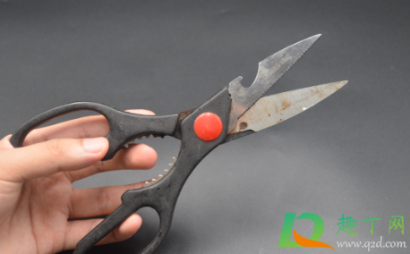剪刀生锈打不开怎么办(剪刀生锈了该怎么办)